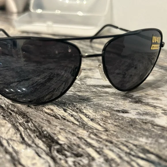 Stylish Black Aviator Sunglasses - Picture 5 of 9